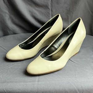NWOT sz 6.5 Alfani Camila wedge in ivory